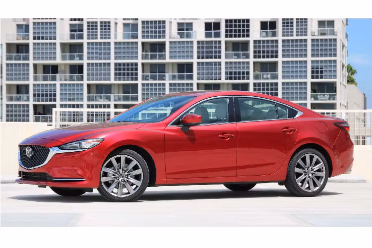 Khả năng cao Mazda6 2020 tại Việt Nam sẽ có 3 phiên bản tương ứng Deluxe, Luxury và Premium. Trong đó, bản Deluxe và Luxury dùng động cơ 2L, còn bản Premium sử dụng động cơ 2.5L.
