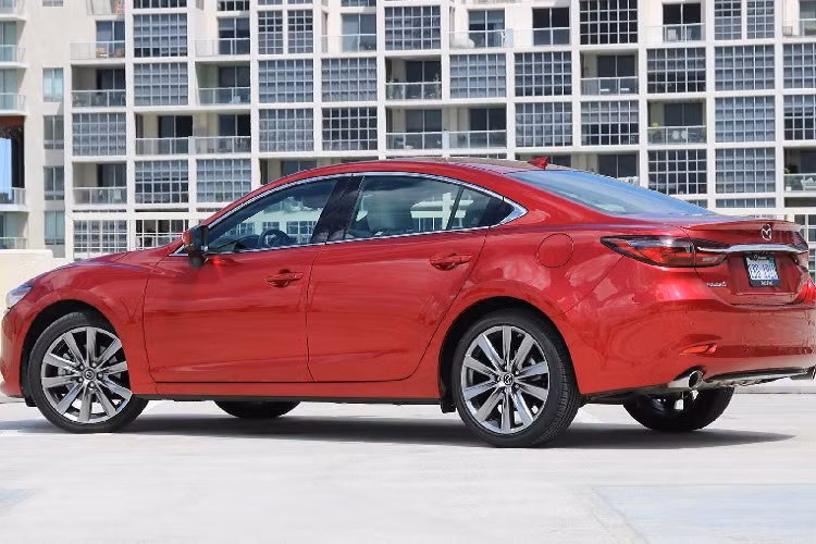 Nhìn sang các đối thủ cạnh tranh khác lại càng khó hơn cho Mazda6 mới khi ông lớn Toyota Camry có giá từ 1,029 - 1,235 tỷ đồng, VinFast LUX A2.0 có giá từ 896 - 1,120 tỷ đồng, Honda Accord có giá 1,319 tỷ đồng. Việc canh tranh doanh số trong phân khúc sedan D sẽ là điều không hề đơn giản với Mazda6 2020 khi Camry đang là tượng đài khó xô đổ, nay lại thêm LUX A 2.0. Vì vậy khả năng cao Mazda6 sẽ được định giá cao hơn bản cũ để mang tính định vị sản phẩm là chính. 