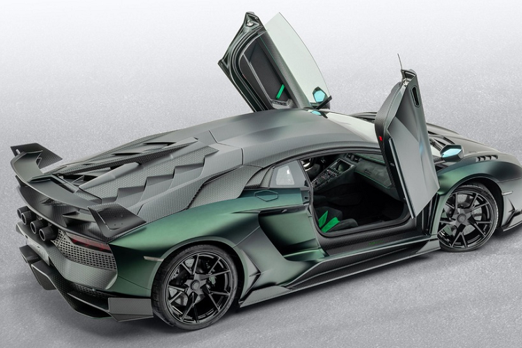 Hệ thống chiếu sáng của Mansory Cabrera hoàn toàn mới cũng được nâng cấp đèn pha LED mới và dãy đèn ban ngày DRL riêng biệt ở phía dưới.