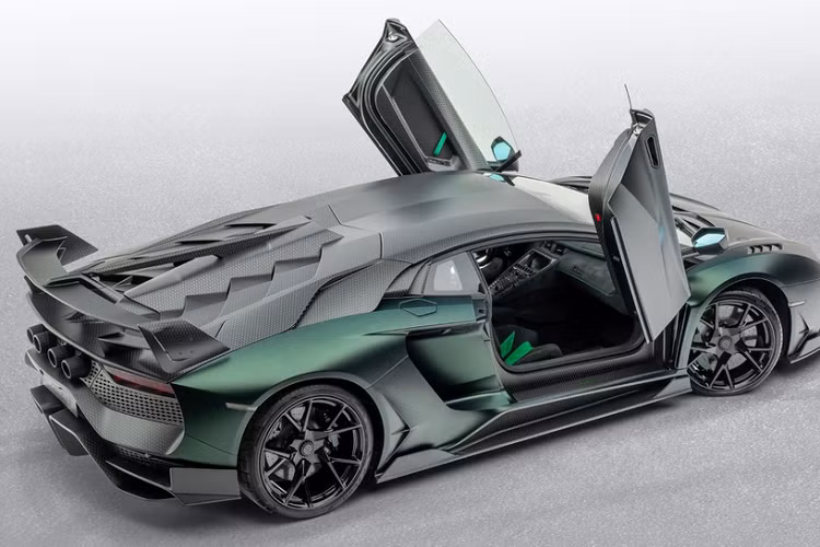 Hệ thống chiếu sáng của Mansory Cabrera hoàn toàn mới cũng được nâng cấp đèn pha LED mới và dãy đèn ban ngày DRL riêng biệt ở phía dưới.