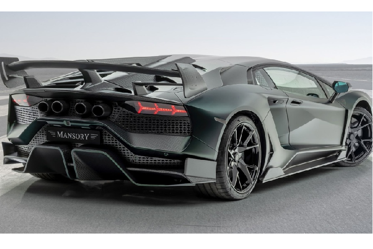 Việc nâng cấp Cabrera từ Aventador SVJ bao gồm một bộ kit ngoại thất làm từ sợi carbon giúp cho chiếc xe rộng thêm 41 mm. Lớp sơn bên ngoài dùng màu xanh mang tên Vento Verde. Mansory cho biết chiếc xe được lắp thêm các khe gió giúp tăng thêm lực nén xuống mặt đường và sự ổn định khi di chuyển ở tốc độ cao.