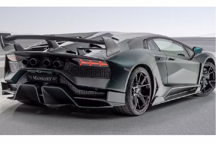 Việc nâng cấp Cabrera từ Aventador SVJ bao gồm một bộ kit ngoại thất làm từ sợi carbon giúp cho chiếc xe rộng thêm 41 mm. Lớp sơn bên ngoài dùng màu xanh mang tên Vento Verde. Mansory cho biết chiếc xe được lắp thêm các khe gió giúp tăng thêm lực nén xuống mặt đường và sự ổn định khi di chuyển ở tốc độ cao.