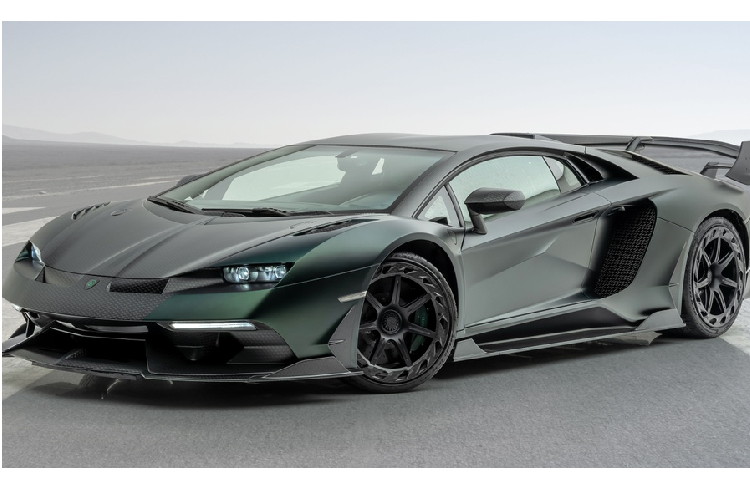 Logo Lamborghini trên vô lăng đã được thay thế bằng logo Cabrera, dòng chữ Cabrera với chất liệu kim loại phay xước cũng xuất hiện trên bảng táp lô.