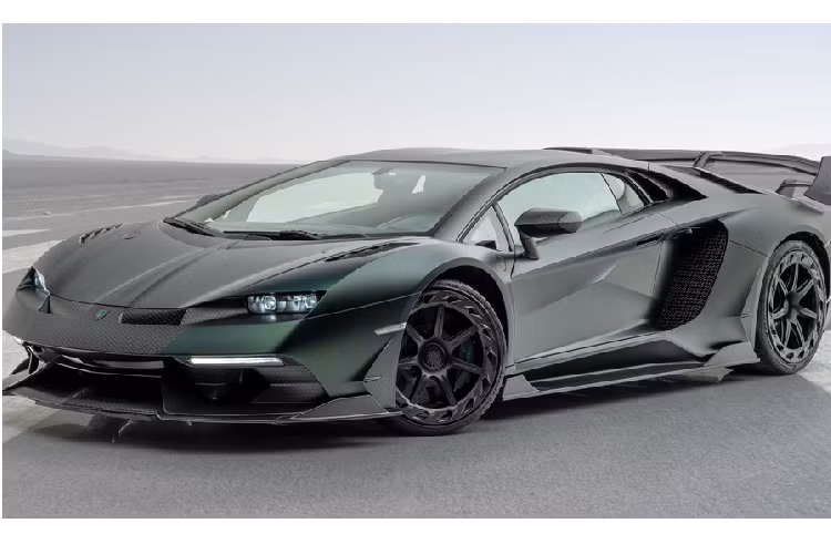 Logo Lamborghini trên vô lăng đã được thay thế bằng logo Cabrera, dòng chữ Cabrera với chất liệu kim loại phay xước cũng xuất hiện trên bảng táp lô.