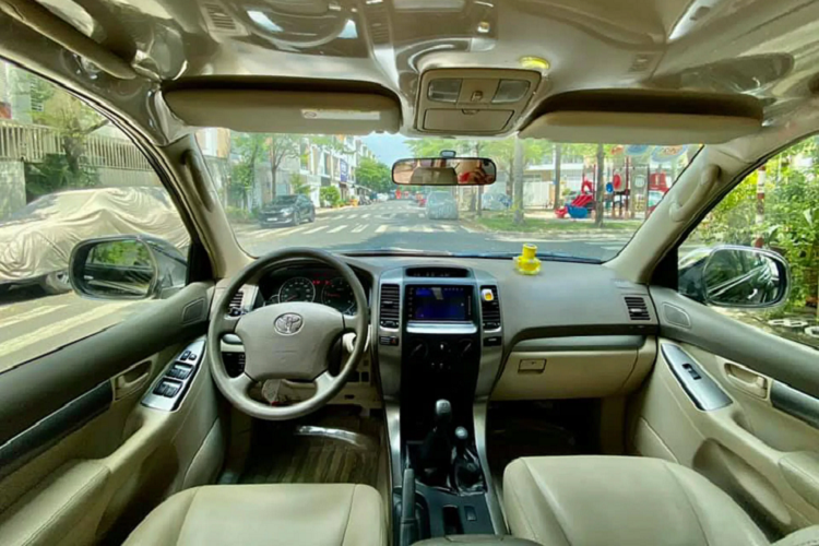 Dòng SUV Toyota Land Cruiser Prado nổi tiếng với độ bền cao, thích hợp để đi đường xấu, ghồ ghề với nền tảng khung gầm rời (body on frame) và hệ dẫn động 2 cầu linh hoạt hỗ trợ xe vượt địa hình. Đây cũng là ưu điểm lớn của Land Cruiser Prado so với các đối thủ trong phân khúc cùng tầm giá.