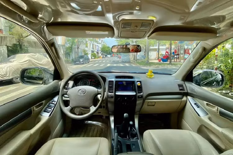 Dòng SUV Toyota Land Cruiser Prado nổi tiếng với độ bền cao, thích hợp để đi đường xấu, ghồ ghề với nền tảng khung gầm rời (body on frame) và hệ dẫn động 2 cầu linh hoạt hỗ trợ xe vượt địa hình. Đây cũng là ưu điểm lớn của Land Cruiser Prado so với các đối thủ trong phân khúc cùng tầm giá.