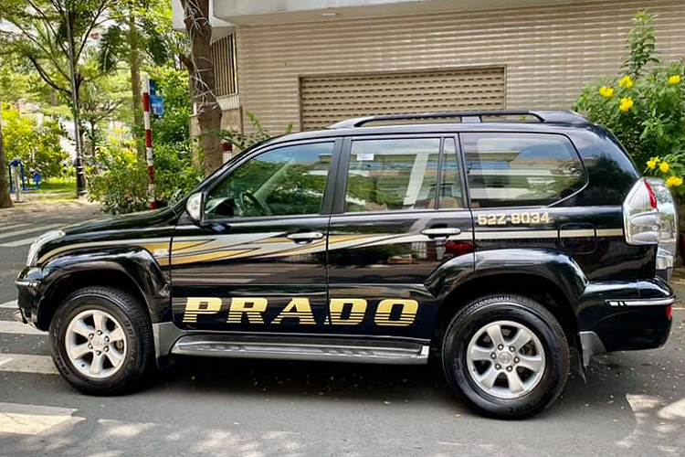 Mức ODO thấp có thể là lý do hàng đầu mà chiếc SUV này “có giá” 750 triệu đồng, mức giá này cao hơn nhiều so với các mẫu xe cùng đời, có giá khoảng 600 – 650 triệu đồng. Hiện tại trên thị trường, Toyota Land Cruiser Prado mới tại Việt Nam đều là các phiên bản sử dụng động cơ xăng kết hợp với hộp số tự động. Chính vì thế, các phiên bản máy dầu số sàn trở nên “hiếm có khó tìm” hơn.