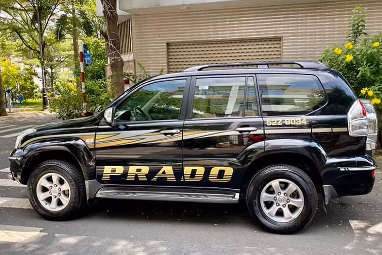 Mức ODO thấp có thể là lý do hàng đầu mà chiếc SUV này “có giá” 750 triệu đồng, mức giá này cao hơn nhiều so với các mẫu xe cùng đời, có giá khoảng 600 – 650 triệu đồng. Hiện tại trên thị trường, Toyota Land Cruiser Prado mới tại Việt Nam đều là các phiên bản sử dụng động cơ xăng kết hợp với hộp số tự động. Chính vì thế, các phiên bản máy dầu số sàn trở nên “hiếm có khó tìm” hơn.