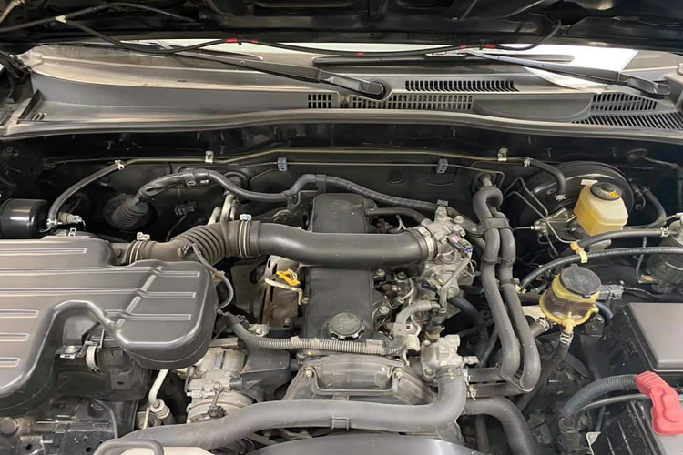 Sức mạnh được truyền xuống 2 cầu (gài cơ), thông qua hộp số tay 5 cấp. Động cơ dầu 3.0L này từng được hãng Toyota sử dụng trên dòng bán tải Hilux, trước khi được dùng trên Land Cruiser Prado vào năm 2006. Nhược điểm lớn của dòng động cơ dầu thế hệ cũ này là ồn, đi hơi ù, khó chiếm được cảm tình của số đông. Tại thời điểm năm 2006 - 2007, giá xe Toyota Land Cruiser Prado có giá khoảng 80.000 USD.