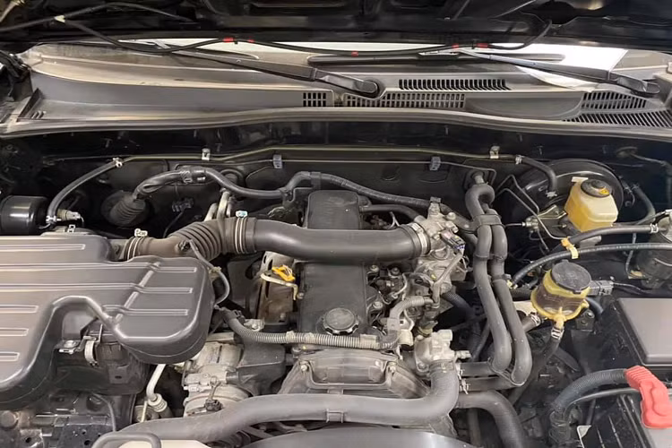 Sức mạnh được truyền xuống 2 cầu (gài cơ), thông qua hộp số tay 5 cấp. Động cơ dầu 3.0L này từng được hãng Toyota sử dụng trên dòng bán tải Hilux, trước khi được dùng trên Land Cruiser Prado vào năm 2006. Nhược điểm lớn của dòng động cơ dầu thế hệ cũ này là ồn, đi hơi ù, khó chiếm được cảm tình của số đông. Tại thời điểm năm 2006 - 2007, giá xe Toyota Land Cruiser Prado có giá khoảng 80.000 USD.