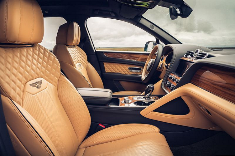 Nhìn chung, Bentley Bentayga 2021 đã nhận được một bản cập nhật toàn diện từ trong ra ngoài, không chỉ có các tính năng công nghệ mới nhất mà còn có vẻ ngoài sắc nét hơn nhiều. Cabin của Bentayga mới cũng tự hào với hệ thống thông tin giải trí mới, màn hình cảm ứng 10,9 inch và kết nối Android Auto / Apple CarPlay không dây.