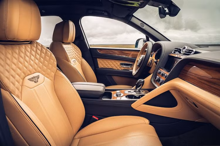 Nhìn chung, Bentley Bentayga 2021 đã nhận được một bản cập nhật toàn diện từ trong ra ngoài, không chỉ có các tính năng công nghệ mới nhất mà còn có vẻ ngoài sắc nét hơn nhiều. Cabin của Bentayga mới cũng tự hào với hệ thống thông tin giải trí mới, màn hình cảm ứng 10,9 inch và kết nối Android Auto / Apple CarPlay không dây.