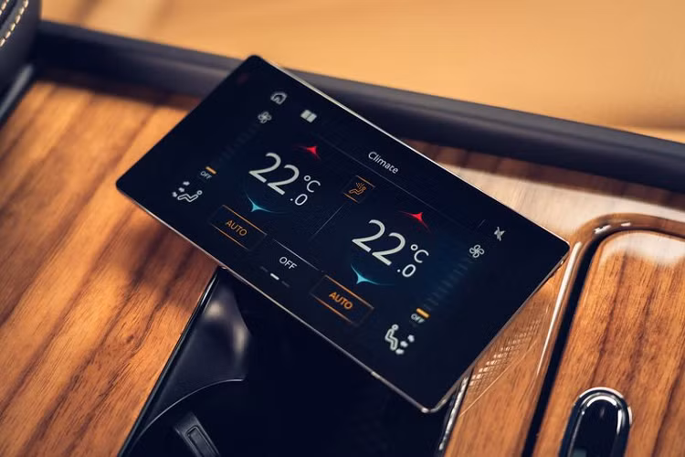 Những vị khách ngồi ở hàng ghế sau có thể điều khiển các chức năng ghế thông qua một máy tính bảng điều khiển từ xa có màn hình cảm ứng lớn hơn và một màn hình 5 inch. Máy tính bảng có thể điều khiển một số chức năng ngoài hoạt động chỉnh ghế như sưởi, massage, hệ thống đa phương tiện và ánh sáng nội thất phù hợp với tâm trạng, cũng như cửa sổ điện và rèm cửa sổ trời.