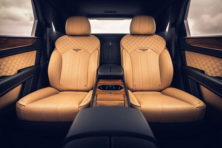 Khách hàng của Bentley Bentayga 2021 4 chỗ cũng có thể chọn mua thêm bộ làm mát đồ uống cho hàng ghế phía sau từ Mulliner và chứa được chai 750ml, đi kèm còn có hai cây sáo Cumbria Crystal được chế tác thủ công. Bảng điều khiển trung tâm phía sau cung cấp thêm không gian lữu trữ và hai ổ cắm sạc USB, trong khi mặt sau được bọc da và có hốc đựng ván trượt tuyết.