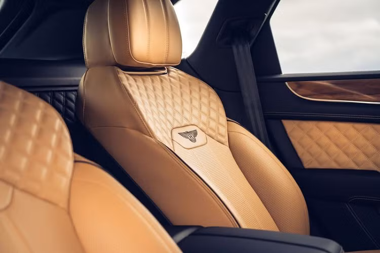 Biến thể bốn chỗ của mẫu SUV siêu sang Bentley Bentayga 2021 được cung cấp ngay từ khi xe ra mắt, cùng với phiên bản năm chỗ tiêu chuẩn và cấu hình bảy chỗ tùy chọn, đáp ứng khá nhiều nhu cầu của khách hàng toàn cầu.