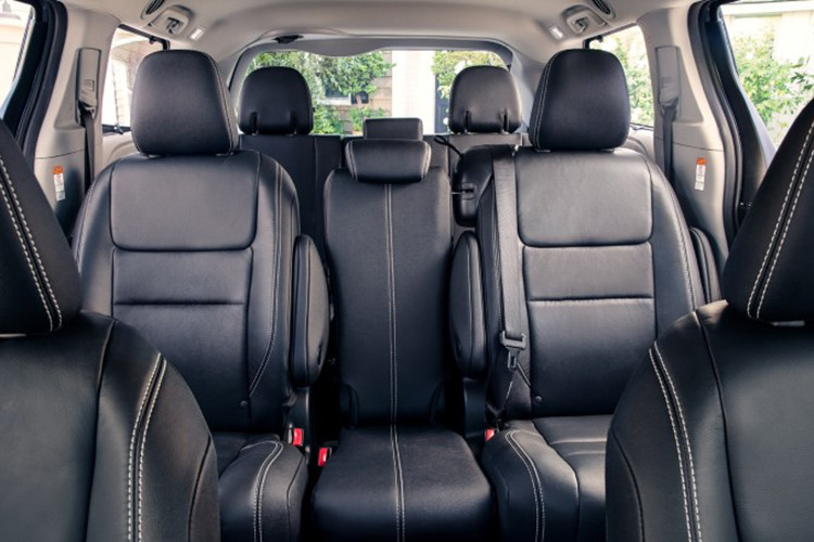 Bên cạnh đó, xe còn có các cửa trượt, điều hòa tự động 4 vùng, máy hút bụi, tủ lạnh, vô lăng ống lồng chỉnh điện có sưởi, gương chiếu hậu kỹ thuật số, màn hình kính chắn gió 10 inch, 7 cổng USB, kết nối WiFi, hệ thống âm thanh JBL Premium 12 loa và hệ thống giải trí phía sau 1080p HD, tương thích Android Auto, Apple CarPlay và Amazon Alexa, hệ thống định vị...