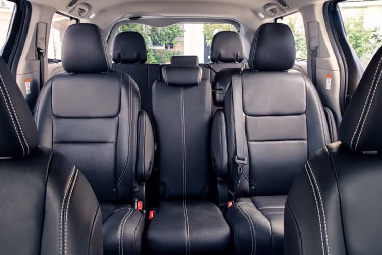 Bên cạnh đó, xe còn có các cửa trượt, điều hòa tự động 4 vùng, máy hút bụi, tủ lạnh, vô lăng ống lồng chỉnh điện có sưởi, gương chiếu hậu kỹ thuật số, màn hình kính chắn gió 10 inch, 7 cổng USB, kết nối WiFi, hệ thống âm thanh JBL Premium 12 loa và hệ thống giải trí phía sau 1080p HD, tương thích Android Auto, Apple CarPlay và Amazon Alexa, hệ thống định vị...