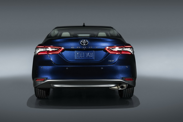 Nội thất Camry 2021 được trang bị màn hình giải trí kích thước 7 và 9 inch tích hợp Amazon Alexa, Android Auto và Apple CarPlay. Giống như của Toyota RAV4 thế hệ mới, màn hình kết hợp điều kiển âm thanh và định vị. Trang bị 9 loa JBL 800 watt trên phiên bản cao cấp. Ở phiên bản hàng đầu XLE và XSE, Camry 2021 có màn hình hiển thị trên kính lái Head-Up Display (HUD) màu 10 inch.