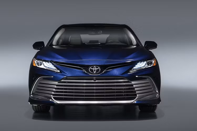 Tương tự phiên bản trước đó, mẫu xe sedan Toyota Camry 2021 có nhiều phiên bản như: LE và XLE thiên hướng sang trọng, trong khi hai phiên bản SE và XSE thiên hướng thể thao với sự khác biệt chính nằm ở phần đầu xe.