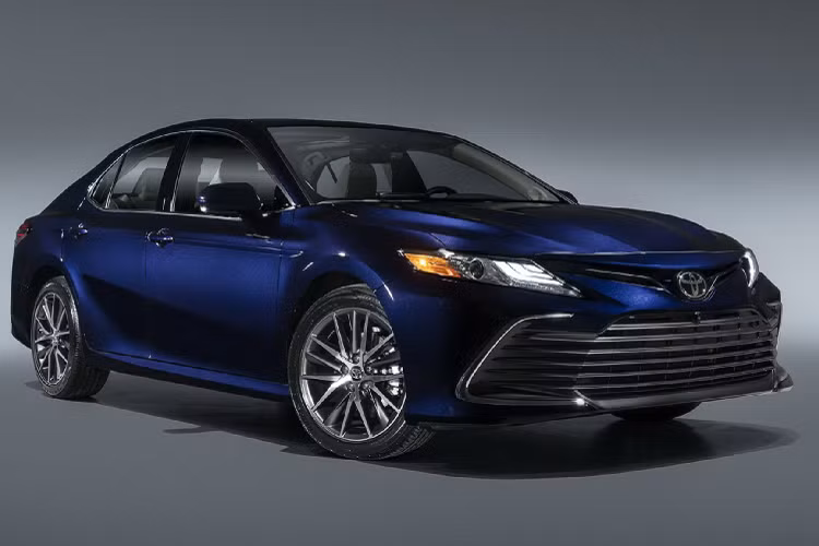 Camry đã và đang là dòng xe bán chạy hàng đầu trong phân khúc sedan hạng D cỡ trung ở nhiều thị trường, trong đó có thị trường lớn là Bắc Mỹ. Bước sang tuổi 37, tất cả các phiên bản Toyota Camry 2021 mới cũng được bổ sung thêm màn hình đa phương tiện mới có kích thước 7 inch hoặc 9 inch, trang bị tiêu chuẩn gói an toàn Toyota Safety Sense 2.5+. 