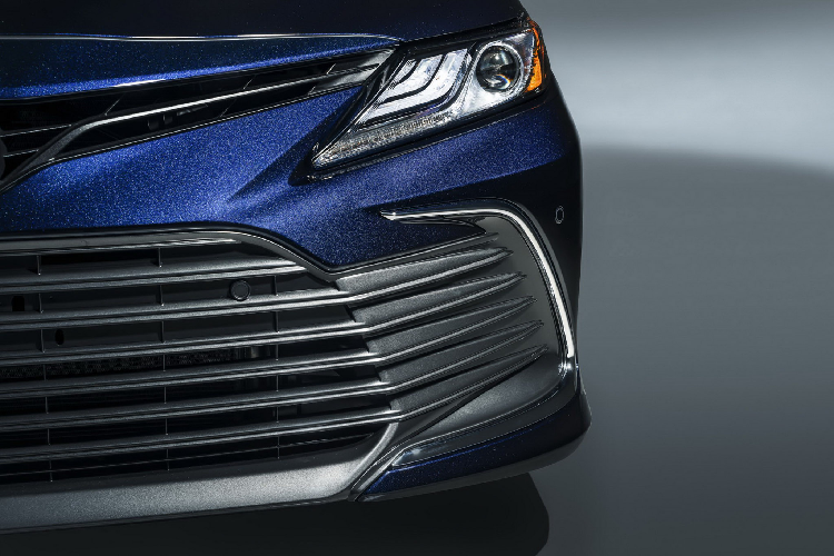 Trong đó, phần đầu Camry 2021 phiên bản LE và XLE được thiết kế lại với mặt ca lăng cỡ lớn, đặt thấp mang phong cách của “đàn anh” Avalon, đi kèm với mâm hợp kim 17 inch mới (LE) và 18 inch (XLE). Trong khi hai phiên bản SE và XSE thể thao được thiết kế phần đầu xe táo bạo hơn với nan lưới tản nhiệt kiểu tổ ong và hốc gió lớn 2 bên làm điểm nhấn. 