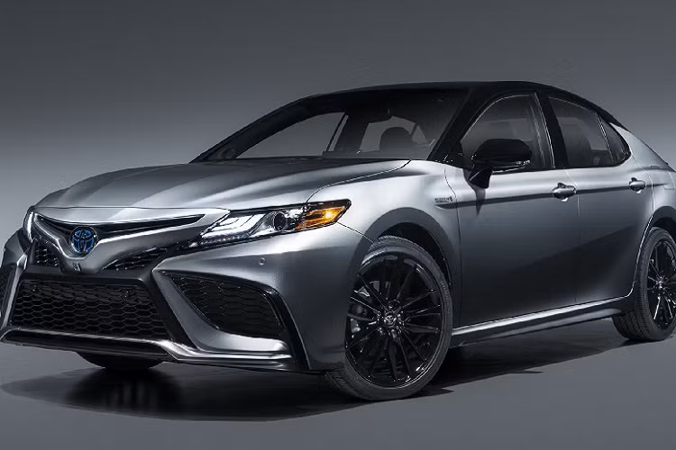 Đáng chú ý, Camry AWD hiện tại là phiên bản chỉ bán riêng ở thị trường Bắc Mỹ, khi hệ dẫn động AWD trên Camry được phát triển ở Mỹ và được lắp ráp nhà máy Toyota Kentucky. Toyota cho biết việc thiết lập hệ truyền động AWD sẽ không ảnh hưởng đến không gian nội thất bên trong xe. Hệ dẫn động AWD chỉ tăng trong lượng xe thêm khoảng 165 lbs (tương đương với 75 kg) so với phiên bản cầu trước (FWD). Giá xe Toyota Camry 2021 chưa công bố chính thức.