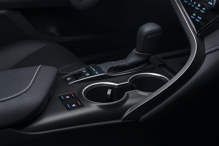 Hệ thống cảnh báo và can thiệp trước va chạm mới trên Camry 2021 cũng có thể phát hiện các phương tiện hoặc người đi bộ khi xe rẽ trái ở ngã tư, theo đó xe sẽ phát ra âm thanh/ hình ảnh để cảnh báo, và kích hoạt phanh tự động (trong một số điều kiện nhất định). 