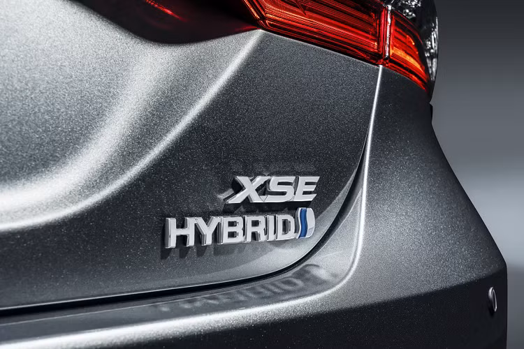 Hệ dẫn động cầu trước (FWD) sẽ là trang bị tiêu chuẩn trên tất cả phiên bản, tuy nhiên khách hàng có thể chọn hệ dẫn động bốn bánh toàn thời gian (AWD) với gói trang bị “Cold Weather” để tăng cường khả năng vận hành và độ bám đường cho xe. Toyota cho biết, tùy chọn hệ dẫn động bốn bánh (AWD) dự kiến sẽ chiếm khoảng 15% doanh số bán ra của Camry 2021.