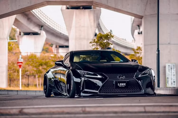 Dấu ấn của Liberty Walk tiếp tục được nhận ra với vòm bánh xe loe rộng và các ốp mới được trang trí bằng đinh tán. Lấp đầy mỗi hốc bánh là mâm xe 6 chấu sơn đen mờ tạo nên vẻ đẹp hoàn hảo của chiếc xe. Ngoài ra, LC500 còn gây ấn tượng nhờ bộ chia gió trước bắt mắt và cánh gió sau kiểu đuôi vịt cớ lớn, kết hợp cùng bộ khuếch tán bằng sợi carbon mới và ống xả quad titan ở hai bên.
