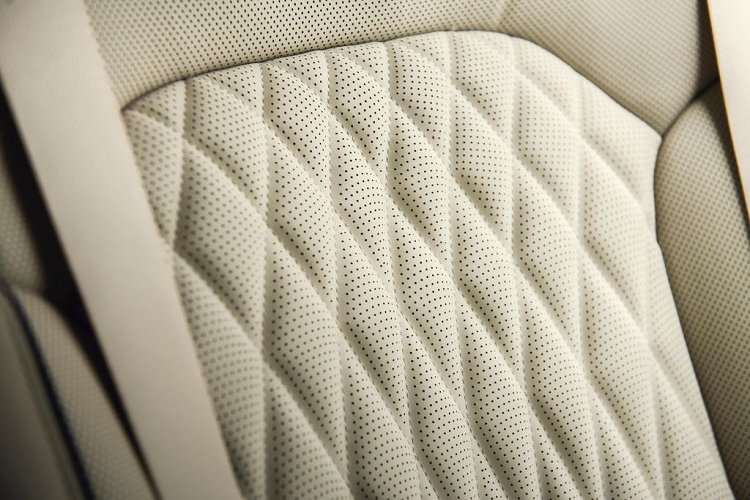 Phiên bản này sử dụng động cơ V8 5.0 lít hút khí tự nhiên, cho công suất 420 mã lực và 519 Nm mô-men xoắn và, đi kèm dẫn động cầu sau, nhưng như 3.3T, khách hàng cũng có thể đổi sang hệ dẫn động tất cả cấc bánh với số tiền 2.500 USD .