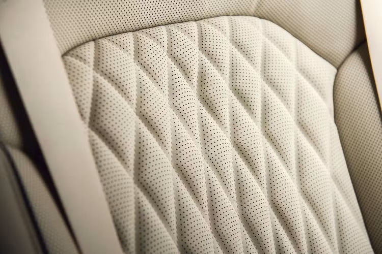 Phiên bản này sử dụng động cơ V8 5.0 lít hút khí tự nhiên, cho công suất 420 mã lực và 519 Nm mô-men xoắn và, đi kèm dẫn động cầu sau, nhưng như 3.3T, khách hàng cũng có thể đổi sang hệ dẫn động tất cả cấc bánh với số tiền 2.500 USD .