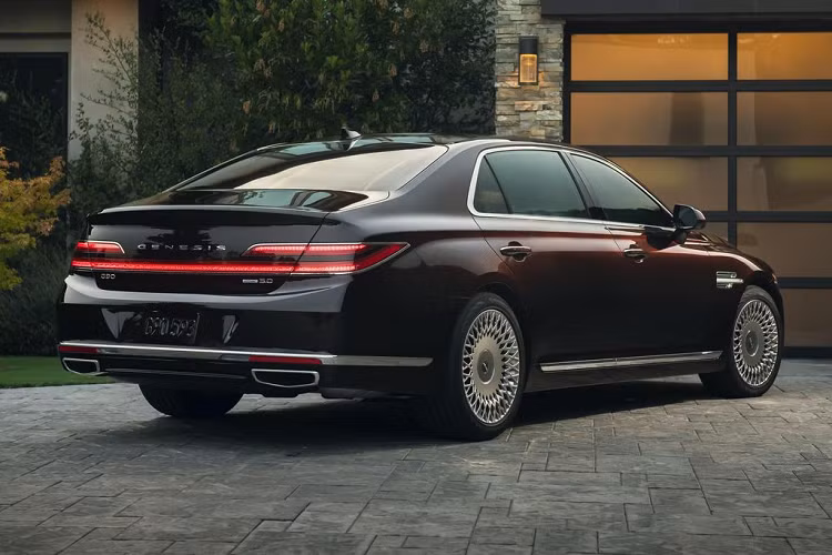 Giá xe Genesis G90 2020 phiên bản cao cấp hơn là G90 5.0 Ultimate được bán ra từ 76.695 USD (tương đương khoảng 1,8 tỷ đồng). 