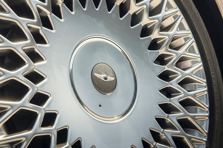 Vì G90 2020 là bản nâng cấp chứ không phải là thế hệ hoàn toàn mới nên phần lớn nội thất của xe đều vẫn giữ nguyên như phiên bản tiền nhiệm với màn hình thông tin giải trí 12,3 inch hỗ trợ kết nối Apple CarPlay, Android Auto, Mirror Link và bản cập nhật OTA.