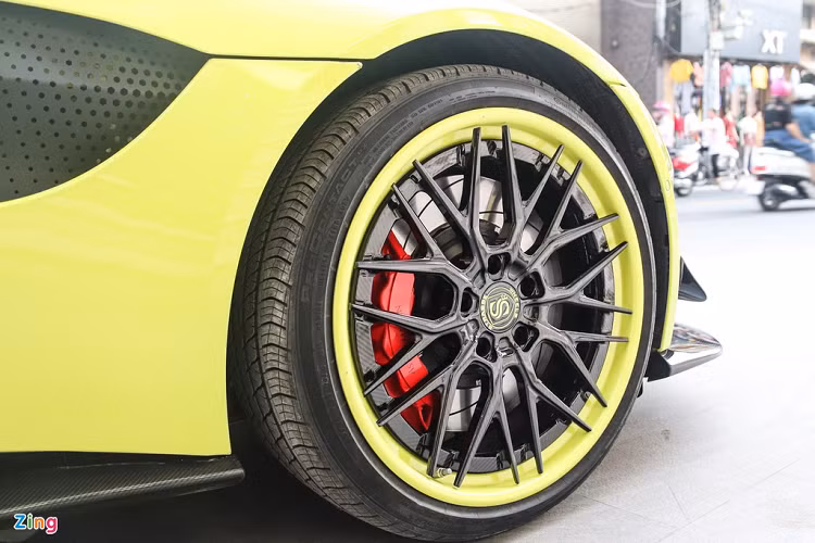 Ưu điểm của kiểu mâm này là chủ xe có thể thay kiểu chấu theo ý thích. Bên cạnh đó, nếu mâm có gặp trục trặc ở mảnh nào thì chỉ cần thay hoặc sửa chữa mảnh đó, không cần thay cả mâm. Sau khi về Việt Nam, giá bộ mâm độ Aston Martin Vantage này không dưới 8.000 USD.