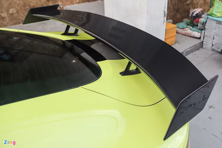 Bên cạnh bộ bodykit xe đua, chiếc Vantage màu vàng chanh còn sở hữu bộ mâm Strasse SV10M, đa chấu, kích thước 20 inch. Điểm đặc biệt của bộ mâm này là được cấu thành từ 3 mảnh riêng biệt: 2 mảnh ghép thành phần vành và mảnh chấu. Phần chấu của bộ mâm được làm từ carbon. 