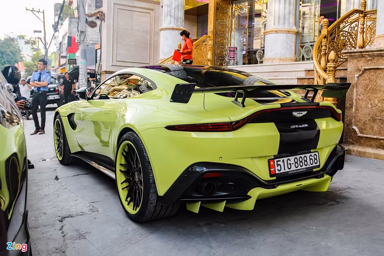 Chiếc Vantage của đại gia ngành thẩm mỹ vừa được nâng cấp bộ bodykit lấy cảm hứng từ xe đua của đội AMR. Bộ bodykit này bao gồm các chi tiết bằng carbon như cánh lướt gió nhỏ phía trước, cản va trước mới và cánh gió cỡ lớn phía sau.