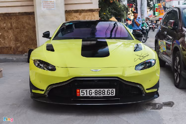 Nguyên bản, Aston Martin Vantage sử dụng khối động cơ tăng áp kép V8 4.0L, sản sinh công suất 500 mã lực tại 6.000 vòng/phút và mô-men xoắn 685 Nm tại 2.000-5.000 vòng/phút. Vantage có thể tăng tốc 0-100 km/h trong 3,6 giây trước khi đạt vận tốc tối đa 314 km/h. 