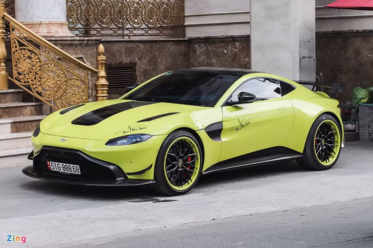 Sau khi chiếc siêu xe Aston Martin Vantage tại showroom chính hãng được nâng cấp bộ bodykit của AMR, một chiếc Vantage khác cũng sở hữu bộ kit này đi kèm những trang bị đắt giá hơn. Đây cũng là chiếc Vantage thế hệ mới đầu tiên cập bến Việt Nam. 