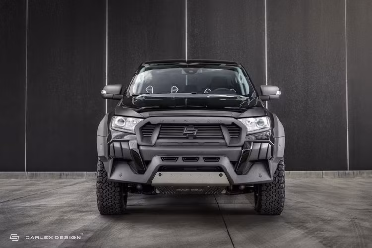 Các sửa đổi mà Carlex Design độ Ford Ranger bắt đầu ở phía trước với mọi thứ đều được làm mới, chỉ riêng đèn pha là giữ nguyên. Cụ thể, lưới tản nhiệt của chiếc bán tải Mỹ đã được sơn đen mờ mới và gắn logo Carlex Design, phần dưới của cản trước được thiết kế phức tạp hơn rất nhiều, các cạnh đều rất sắc nét. Hãng độ cũng bổ sung tấm bảo vệ dầu các-te bằng kim loại ở bên dưới gầm xe.