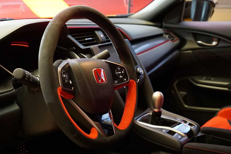 Mặc dù sẽ cập bến các đại lý Mỹ trong giai đoạn mùa thua năm nay nhưng phía Honda hiện vẫn chưa xác nhận giá bán cho Phiên bản giới hạn này. Con số này dự kiến sẽ nhỉnh hơn khi so với mức giá khởi điểm 39.995 USD (930 triệu đồng) của Type R tiêu chuẩn.