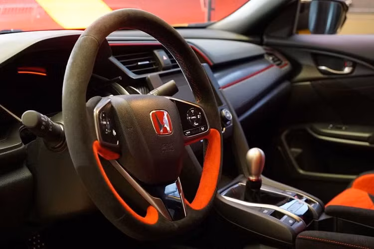 Mặc dù sẽ cập bến các đại lý Mỹ trong giai đoạn mùa thua năm nay nhưng phía Honda hiện vẫn chưa xác nhận giá bán cho Phiên bản giới hạn này. Con số này dự kiến sẽ nhỉnh hơn khi so với mức giá khởi điểm 39.995 USD (930 triệu đồng) của Type R tiêu chuẩn.
