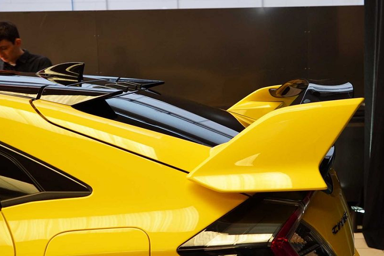 Cũng nằm trong các nâng cấp sức mạnh, Honda đã thay thế bộ lốp Continental tiêu chuẩn bằng bộ bánh cao su Michelin Pilot Sport Cup 2 với độ bám dính tối ưu hơn. Cuối cùng, phía công ty đã có những tinh chỉnh trên hệ thống giảm chấn, mang tới khả năng xử lí lanh lẹ cũng như cảm giác ôm cua chắc chắn với độ phản hồi cao.