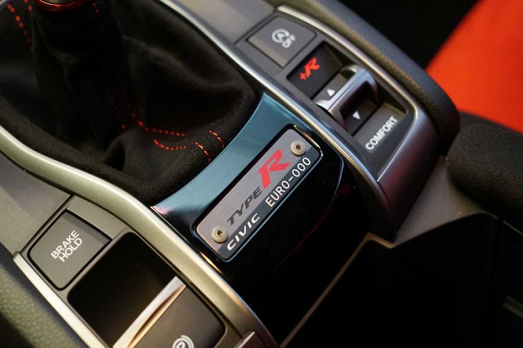Với phần trọng lượng được giảm nhẹ, các tinh chỉnh trên phần cứng và kiểu phối màu đặc biệt, phiên bản giới hạn của Civic Type R chắc chắn sẽ “làm mưa làm gió” trong giới hâm mộ chất thể thao của thương hiệu Nhật Bản này.