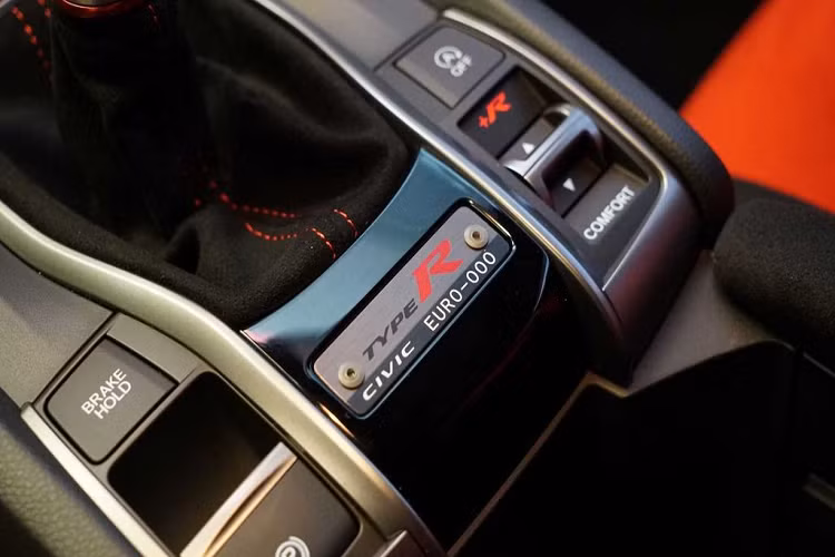 Với phần trọng lượng được giảm nhẹ, các tinh chỉnh trên phần cứng và kiểu phối màu đặc biệt, phiên bản giới hạn của Civic Type R chắc chắn sẽ “làm mưa làm gió” trong giới hâm mộ chất thể thao của thương hiệu Nhật Bản này.