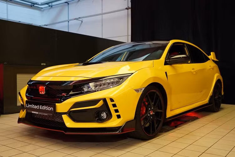 Mục tiêu của hãng xe Nhật Bản với phiên bản Honda Civic Type R giới hạn này rất đơn giản: dành lại kỷ lục về mẫu xe dẫn động cầu trước tại đường chạy Nürburgring – nơi hãng xe Nhật dường như sẽ thi đấu trong giai đoạn cuối năm nay. Để dành 1 kết quả vượt trội hơn con số 7:40 từng xác lập bởi chiếc Renault Mégane R.S.