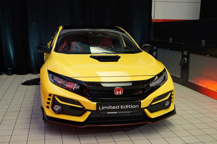 Kể từ khi ra mắt thị trường Mỹ lần đầu tiên vào năm 2017, mẫu xe Honda Civic Type R đã luôn được ca ngợi như một trong những chiếc xe mang lại hiệu suất “đỉnh” nhất trên thị trường. Tiếp đà thành công ấy, Honda mới đây đã chính thức công bố về sự xuất hiện của phiên bản facelift 2021 của Civic Type R với trọng lượng nhẹ, các tinh chỉnh hiệu năng đua với tên gọi ‘Civic Type R Limited Edition’. Điểm đặc biệt, sẽ chỉ có 600 chiếc Civic thuộc phiên bản đặc biệt này xuất hiện trên thị trường Mỹ.