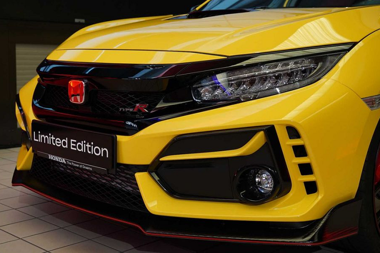 Trophy-R, Honda đã giảm trọng lượng của phiên bản này bằng cách sử dụng bộ mâm từ vật liệu hợp kim nhôm BBS - giúp tiết kiệm 8,1 kg, triệt tiêu tạp âm. Hãng cũng tinh chỉnh các ống dẫn nhiên liệu phía sau để cắt giảm 12,7 kg. Các phiên bản tại thị trường châu Âu ngoài ra còn loại bỏ hệ thống thông tin giải trí và điều hòa không khí để cắt giảm trọng lượng tuy nhiên, biến thể tại Mỹ sẽ vẫn giữ nguyên 2 trang bị đó.