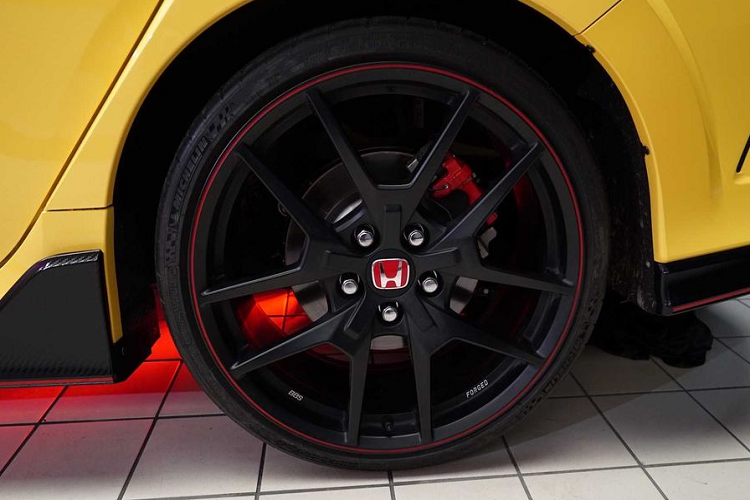 Ngoài khả năng xử lí cứng cáp hơn trên đường phố và đường đua, Honda còn tạo sự khác biệt cho chiếc Limited so với bản tiêu chuẩn với màu sơn Vàng Phoenix độc quyền, tạo liên tưởng tới mẫu Acura Integra Type R. Theo kế hoạch, cả 600 chiếc Type R Limited tại Mỹ đều sẽ xuất hiện với lớp màu này, cùng với các điểm nhấn sơn đen tương phản và một tấm bảng hiển thị số thứ tự bên trong khoang cabin.