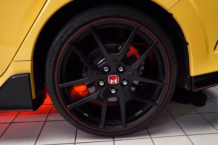 Ngoài khả năng xử lí cứng cáp hơn trên đường phố và đường đua, Honda còn tạo sự khác biệt cho chiếc Limited so với bản tiêu chuẩn với màu sơn Vàng Phoenix độc quyền, tạo liên tưởng tới mẫu Acura Integra Type R. Theo kế hoạch, cả 600 chiếc Type R Limited tại Mỹ đều sẽ xuất hiện với lớp màu này, cùng với các điểm nhấn sơn đen tương phản và một tấm bảng hiển thị số thứ tự bên trong khoang cabin.