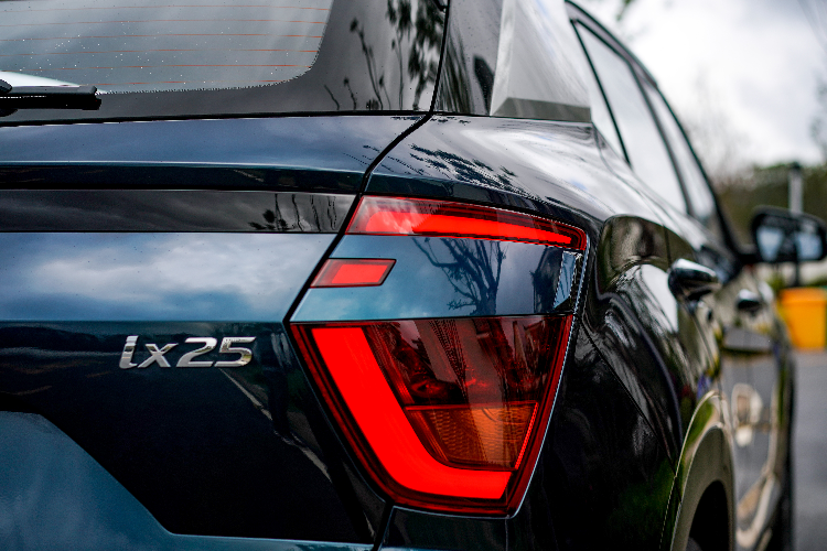 Động cơ đầu tiên là loại máy xăng 4 xi-lanh 1,5 lít, tạo ra công suất 115 PS và mô-men xoắn 144 Nm. Một loại động cơ khác có dung tích xi-lanh tương tự nhưng tạo ra mô-men xoắn cực đại lên đến 250 Nm. Phiên bản hàng đầu dùng động cơ xăng 1,4 lít T-GDI với công suất 140 PS và mô-men xoắn cực đại 242 Nm. Các tùy chọn truyền dẫn bao gồm một hộp số sàn sáu cấp, tự động sáu cấp và DCT bảy tốc độ (chỉ dành cho 1,4 T-GDI).